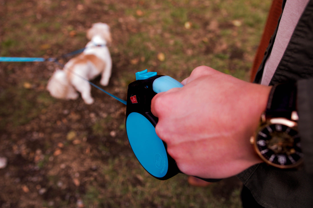 close up of gel handle on retractable dual dog leash coupler